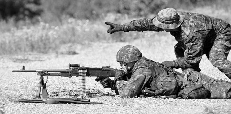 Les FAC ajoutent de nouvelles mitrailleuses à la boîte à outils du soldat