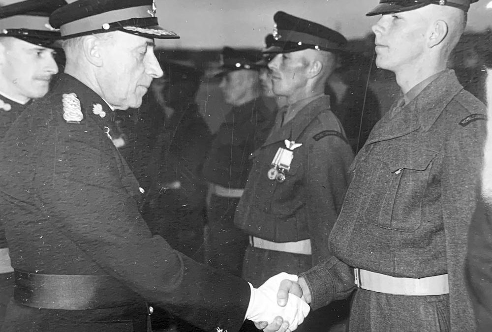 Le commandant de la base, le colonel DK Todd, écrit un éditorial pour le Shilo Observer.