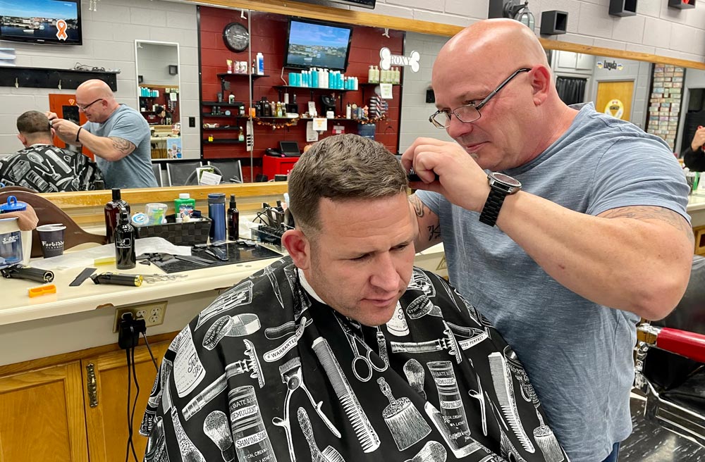 Fini les coupes d&rsquo;équipage militaires de Dean le barbier — après 30 ans, il a retiré ses ciseaux, sa tondeuse