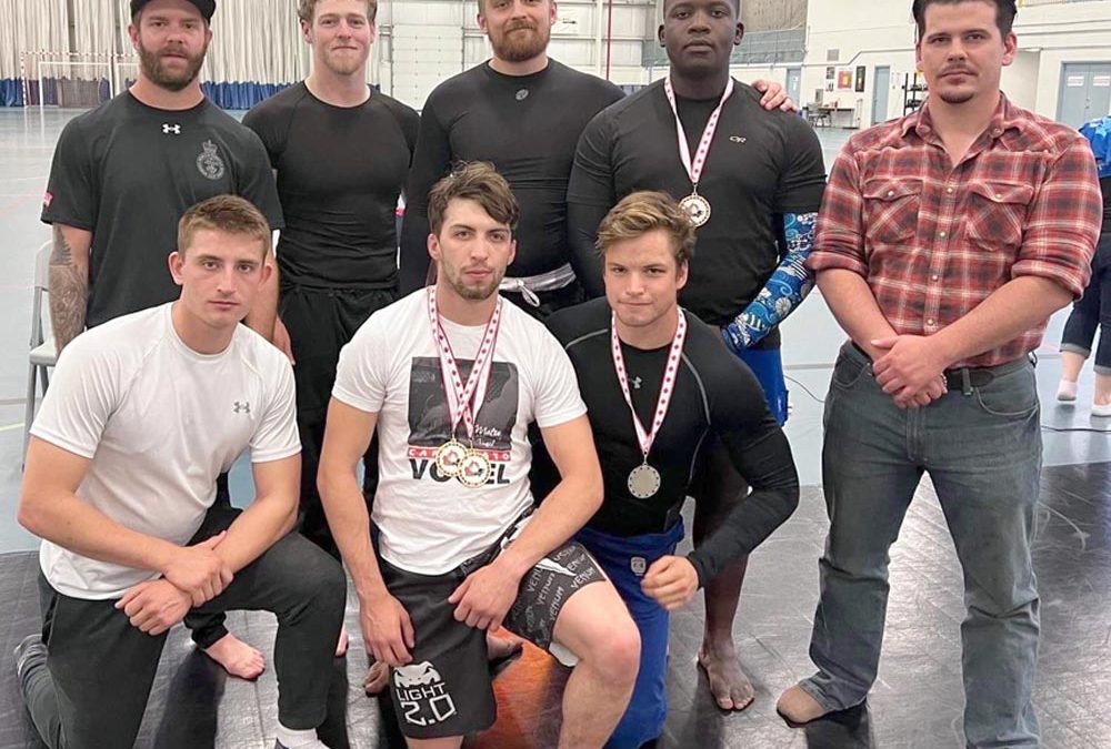 Les grapplers de la base rentrent chez eux avec quatre médailles, dont deux en or
