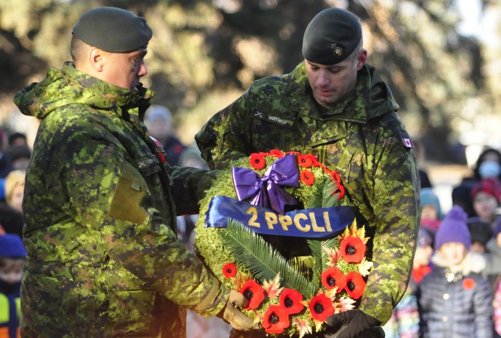 Des étudiants déposent des coquelicots sur les tombes d&rsquo;anciens combattants