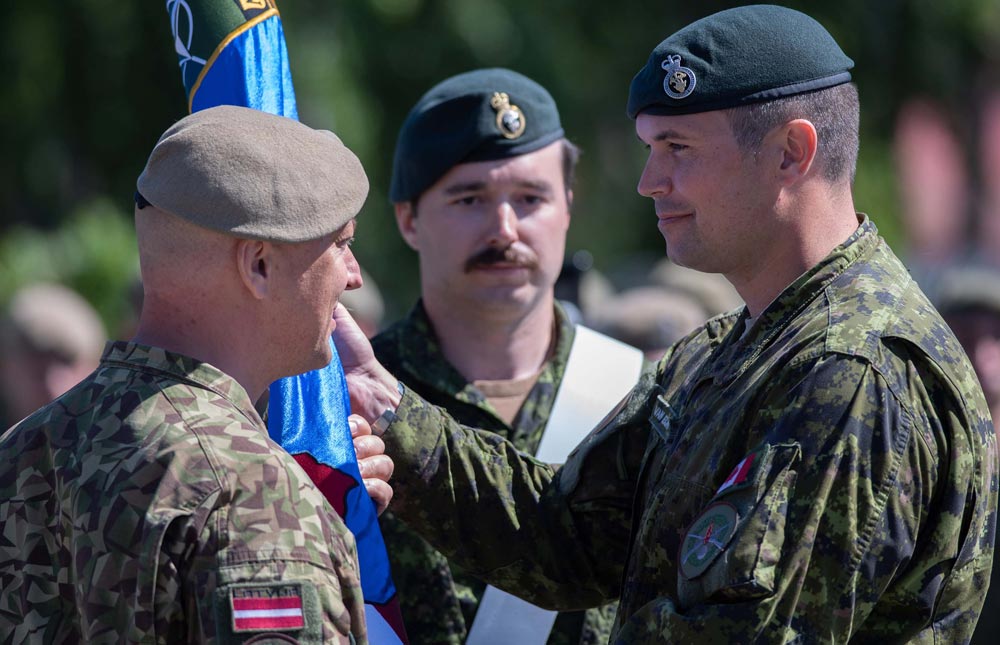 Op REASSURANCE: Photographe militaire recrue des FAC se concentrant sur le déploiement en Lettonie