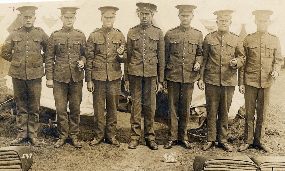 Un vétéran de la bataille de la crête de Vimy a photographié son entraînement au Camp Hughes avant de partir pour la France