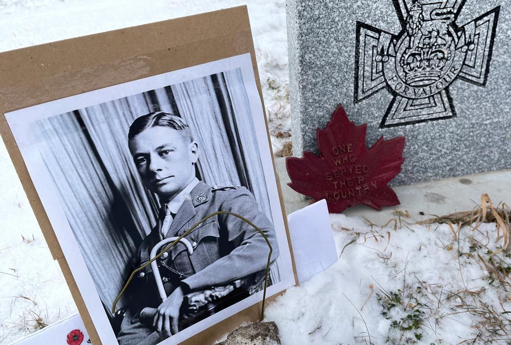 2PPPLI se souvient du Sgt George Mullin, détenteur de la Croix de Victoria, lors d&rsquo;un voyage en voiture à Moosomin : Des soldats déposent une couronne le 11 novembre au cénotaphe de la Saskatchewan