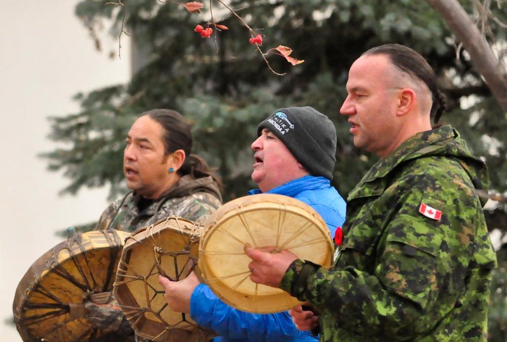 L&rsquo;aîné Frank Tacan consacre un tipi permanent situé au QG de la base avec une cérémonie du calumet