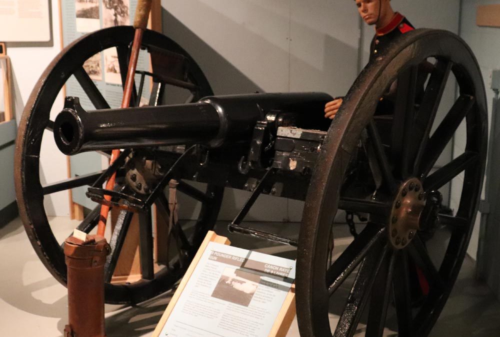 Les artilleurs ont utilisé un canon rayé de neuf livres pendant la rébellion du Nord-Ouest de 1885