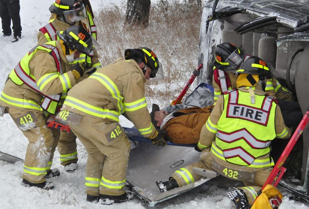 L&rsquo;exercice de simulation de renversement en hiver permet aux pompiers de la Base de mettre en pratique leurs compétences en matière de désincarcération à l&rsquo;aide d&rsquo;outils spécialisés.