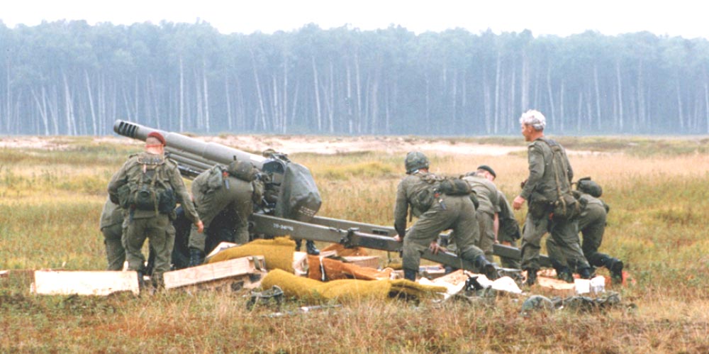 L5-howitzer-Sept-1993 BComd Col Douglas Gunter sits with the Royal family during Queen Elizabeth II's visit to CFB Shilo in 1970.