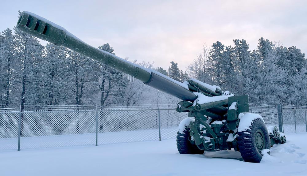 L&rsquo;obusier M114/39 est déplacé vers un nouvel emplacement bien en vue dans le parc à canons d&rsquo;artillerie