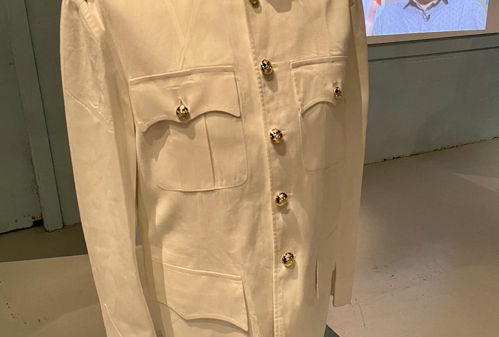 En cherchant des artefacts de maintien de la paix, le Musée de l&rsquo;ARC découvre l&rsquo;uniforme blanc de patrouille du Lcol Bert Leggett