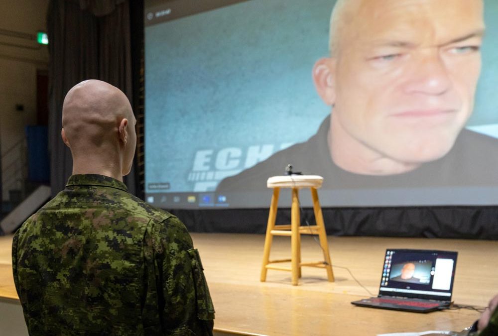 L&rsquo;US Navy SEAL à la retraite fait partie de l&rsquo;introduction de la 1RCHA à l&rsquo;ethos des CAF — &lsquo;la confiance au service&rsquo;