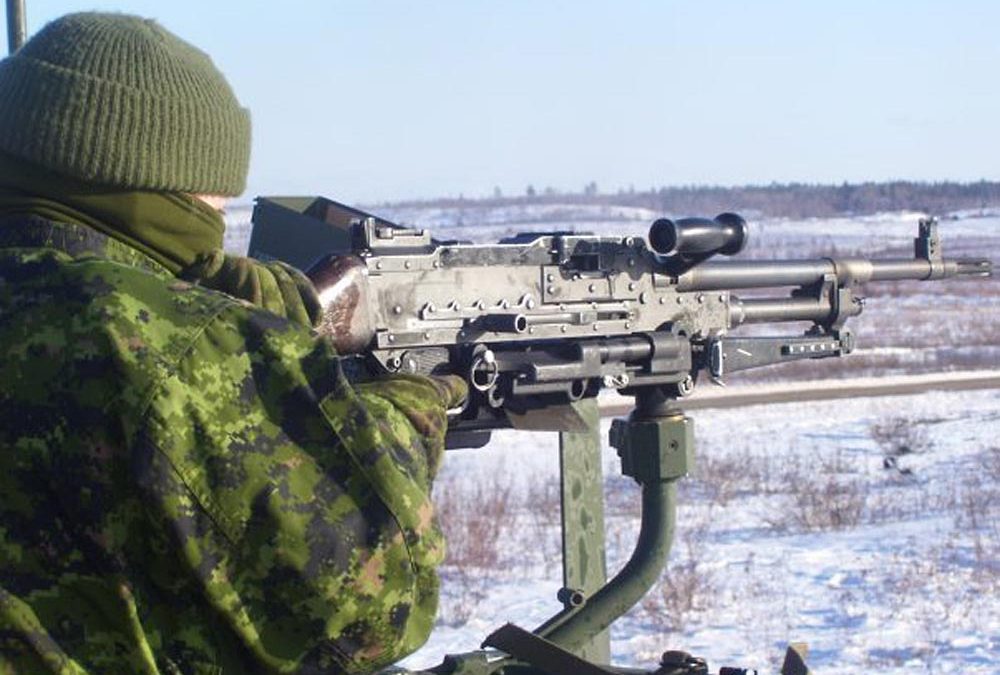 Journée internationale de la femme — Un officier des armes de combat concentré et travailleur apprécie son retour au Manitoba