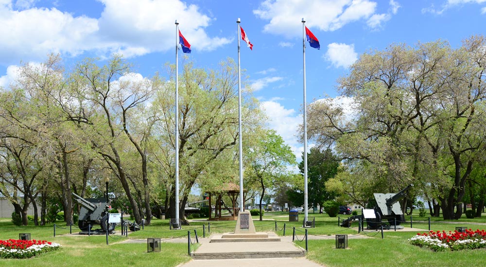 Parc en face du monument commémoratif de CANEX dédié aux 17 soldats tués dans une collision ferroviaire près de Canoe River