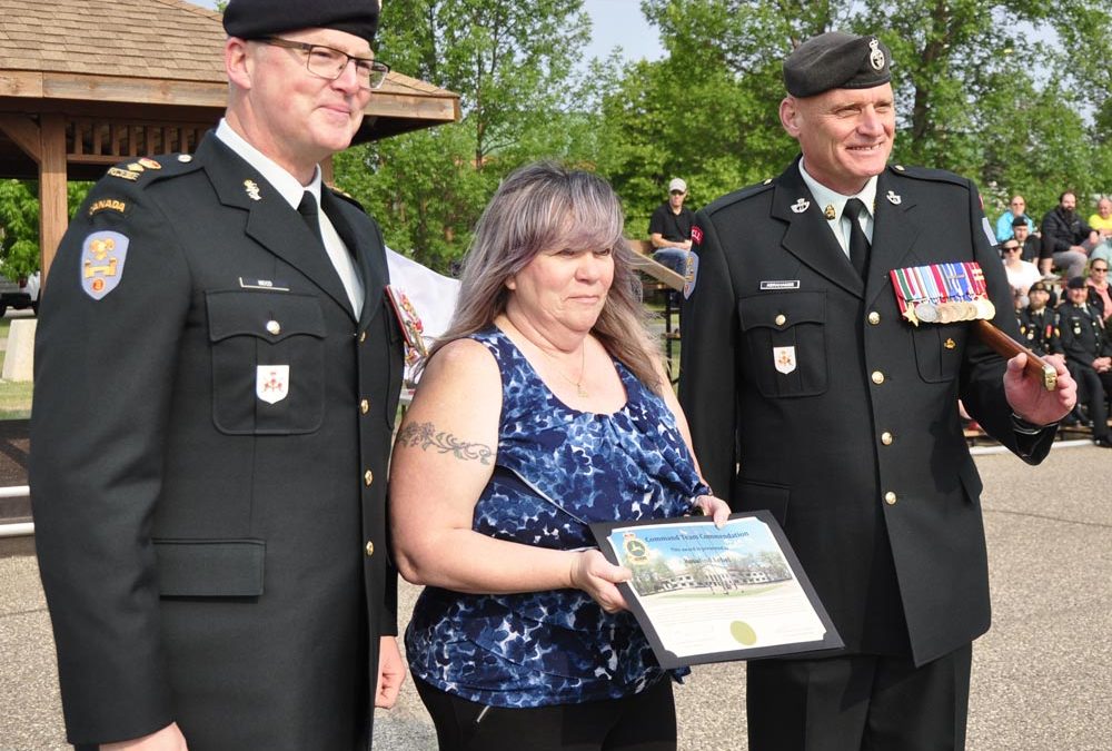 Le BComd surprend le gérant adjoint du mess Rozy Lebel en lui remettant une mention élogieuse de l&rsquo;équipe de commandement