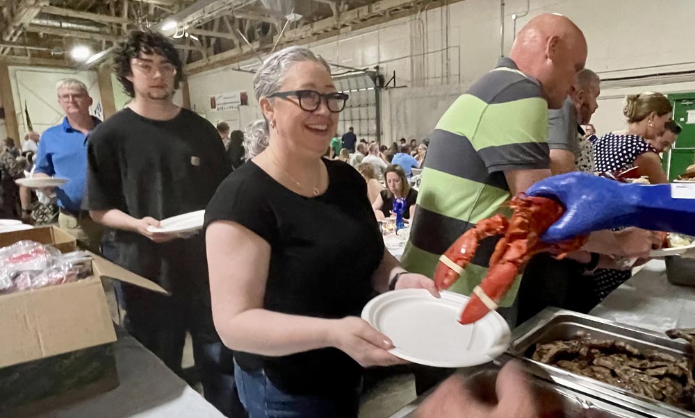 ESSAI PHOTO — Les enthousiastes du Lobsterfest du commandant de la base apprécient le retour d&rsquo;une activité populaire de la base