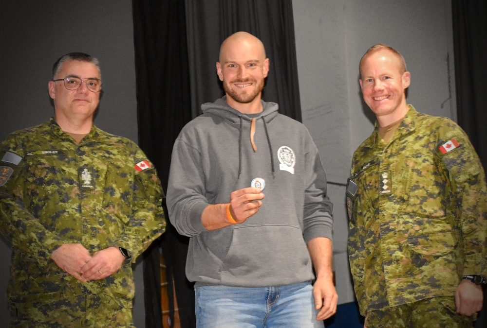 2 CFB Shilo personnel recieve special honour from 3CDSG Commander