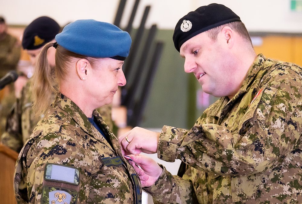 Remise de prix Un défilé digne de la royauté – Des membres de la BFC Shilo reçoivent la Médaille du roi