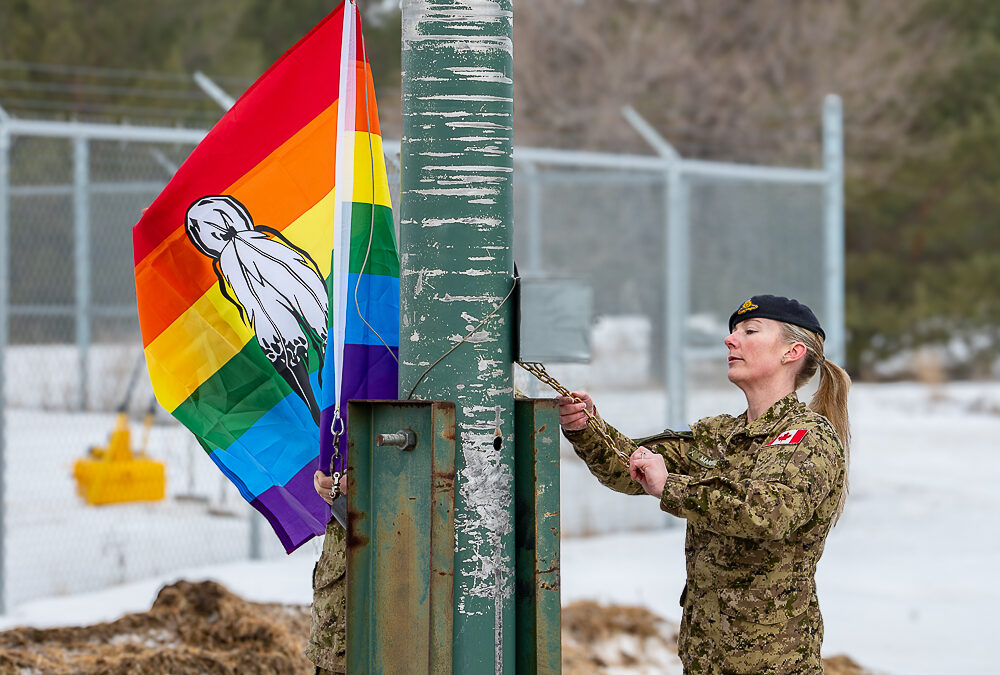 La BFC Shilo hisse le drapeau pour reconnaître les personnes bispirituelles et Autochtones de la communauté LGBTQIA+